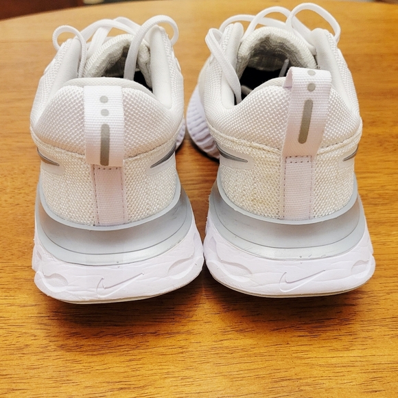Nike React Infinity Run Flyknit 2 White/Metallic Silver Women's 8.5 - Picture 4 of 6